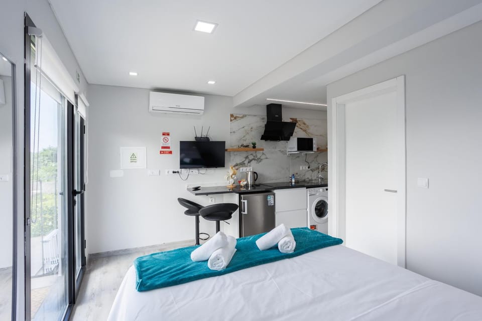 Kitchen or kitchenette, air conditioner