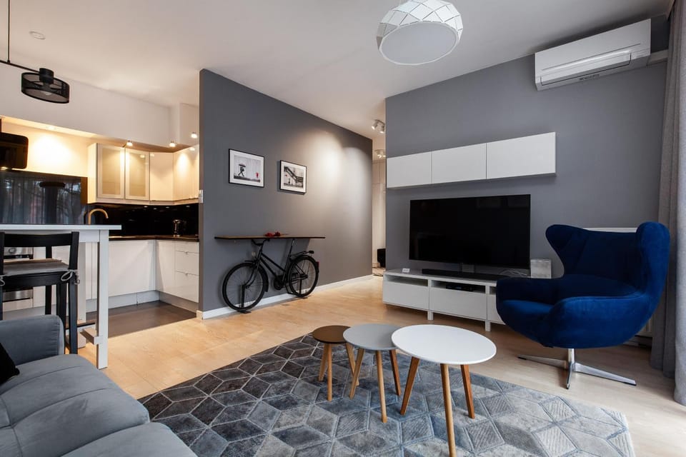 Communal lounge/ TV room, TV and multimedia, Kitchen or kitchenette, Living room, Seating area, Evening entertainment, air conditioner