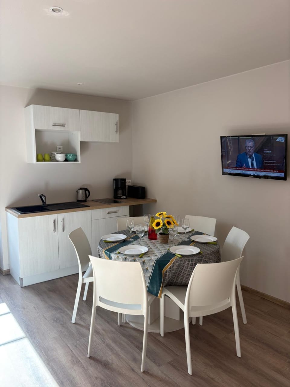 TV and multimedia, Kitchen or kitchenette, Living room, Dining area