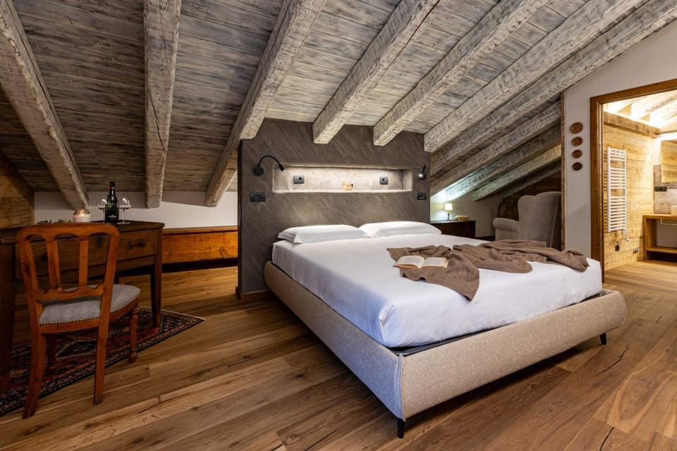 Bed, Bathroom, Photo of the whole room, Seating area, Bedroom