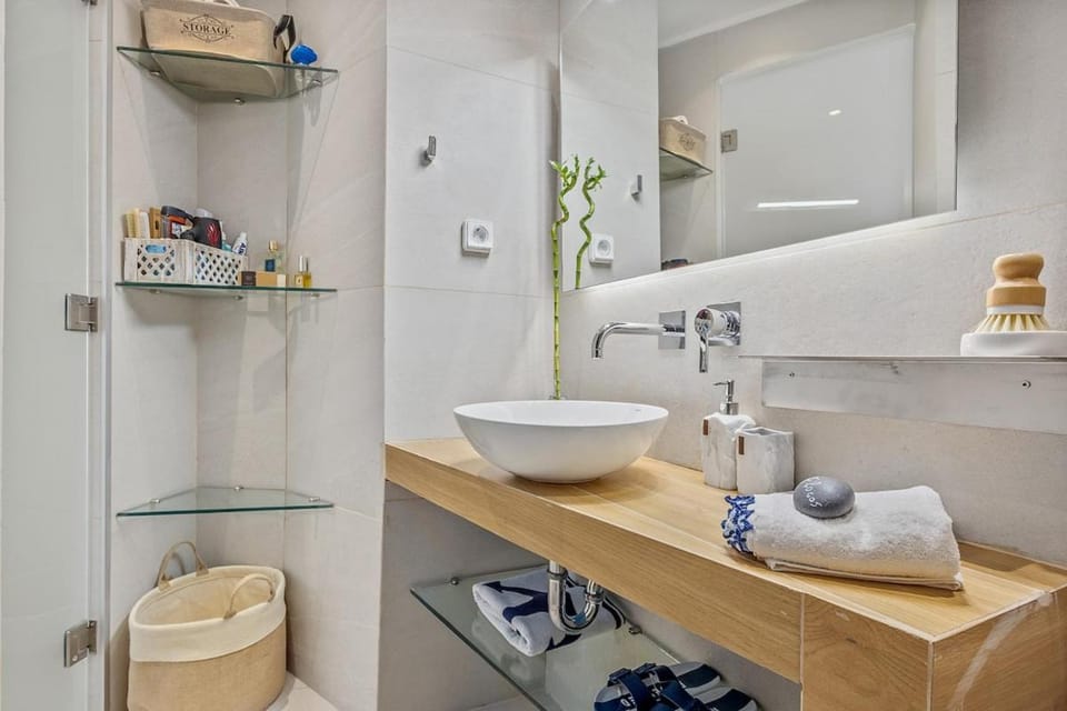 h2h Kalypso #Luxury, in 5' Port, in 1'metro, Airport, Athens smART, hi-tec Apartment in Pireas