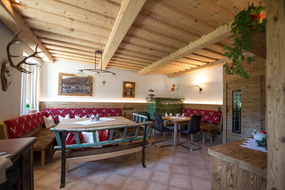 Restaurant/places to eat, Living room, Seating area