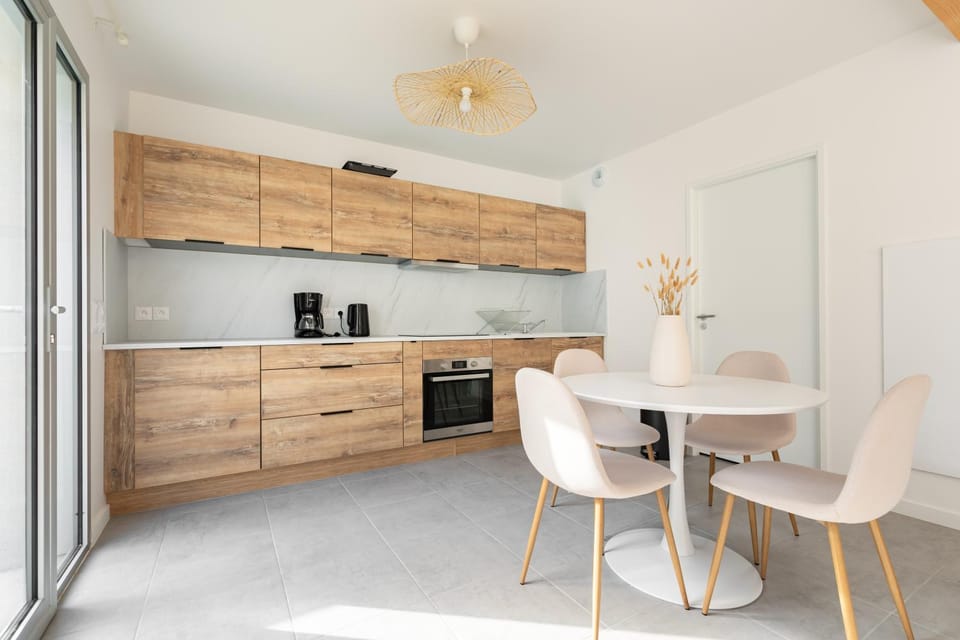 Coffee/tea facilities, Dining area, dishwasher, stove, washing machine, kitchen