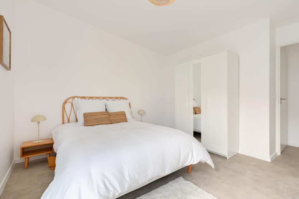 Bed, Photo of the whole room, Bedroom, flat iron, towels, wardrobe