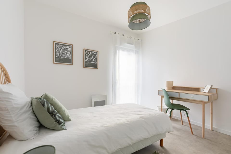 Bed, Photo of the whole room, Bedroom, flat iron, towels, wardrobe