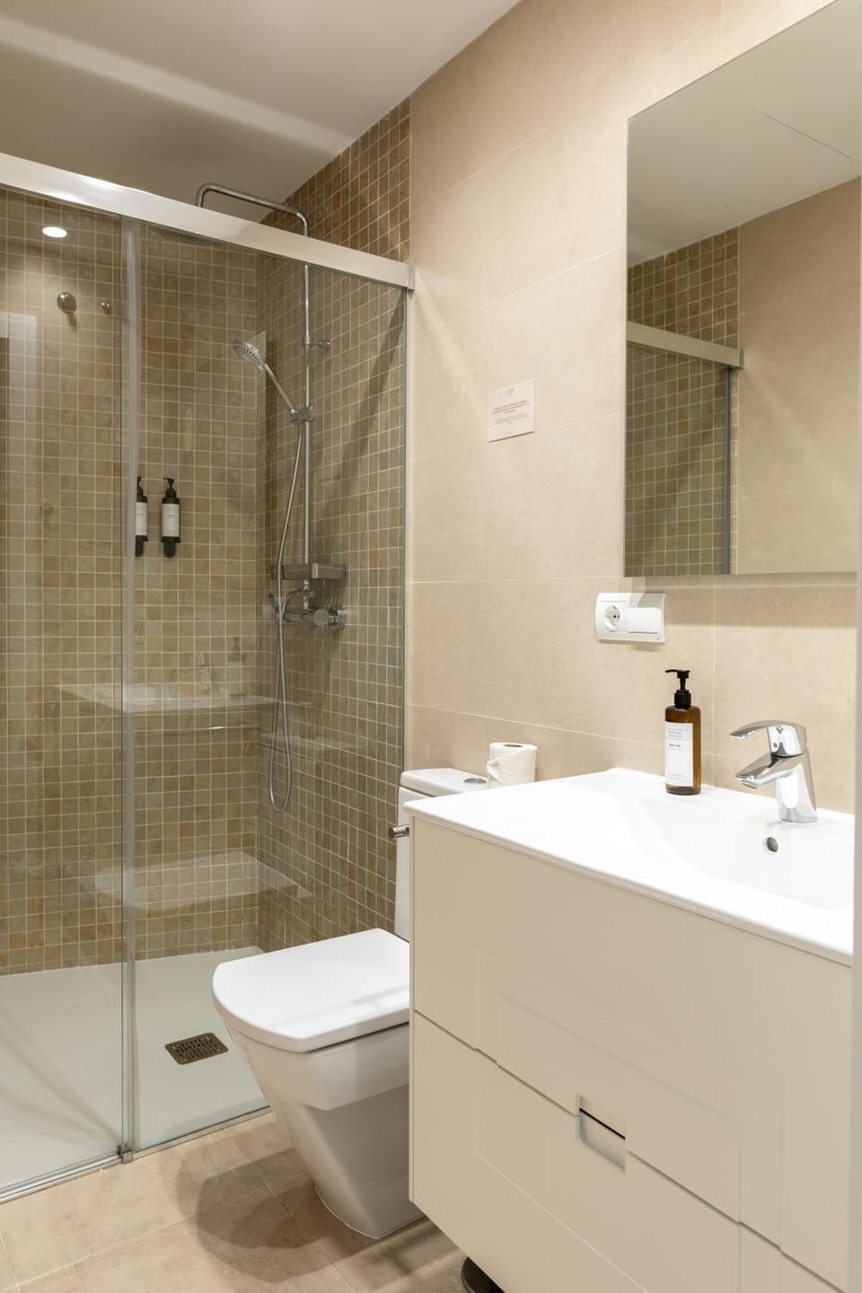 Shower, Toilet, Bathroom, Bath, towels