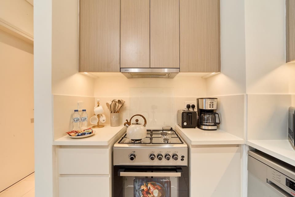 Coffee/tea facilities, Kitchen or kitchenette, oven, stove