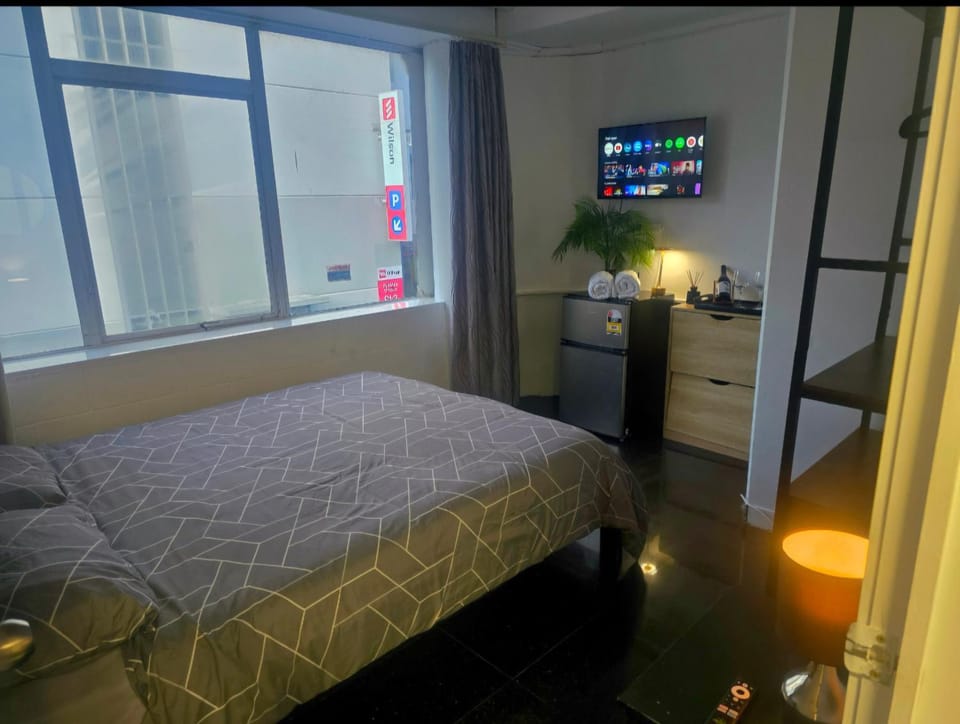 Bed, TV and multimedia, Photo of the whole room, Bedroom