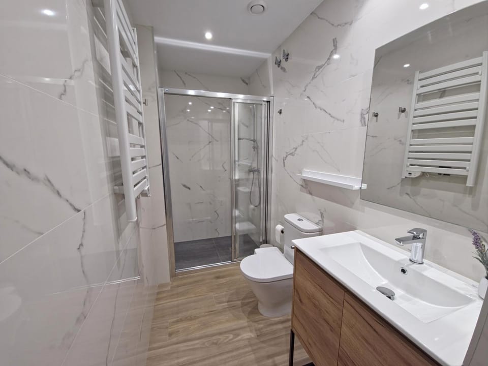 Shower, Toilet, Bathroom, towels