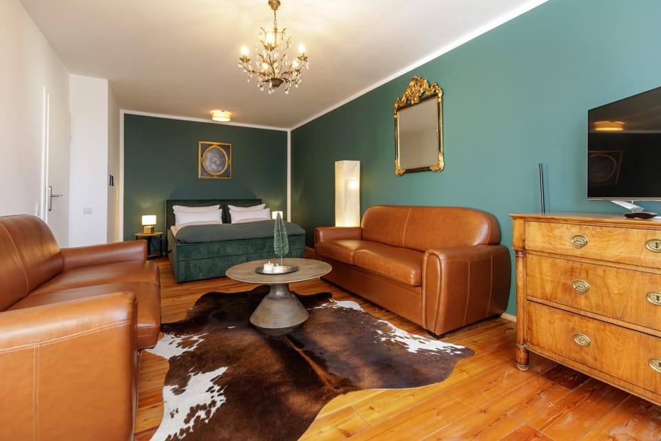 Bed, TV and multimedia, Living room, Photo of the whole room, Seating area, Bedroom