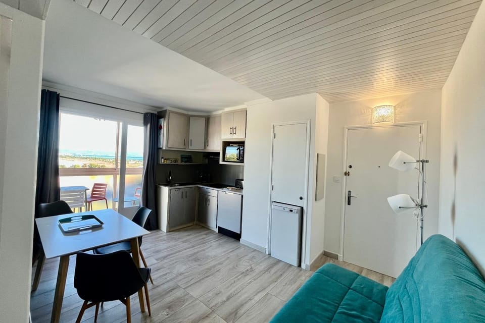 Sea view calm and comfort in the village Apartment in Hyères