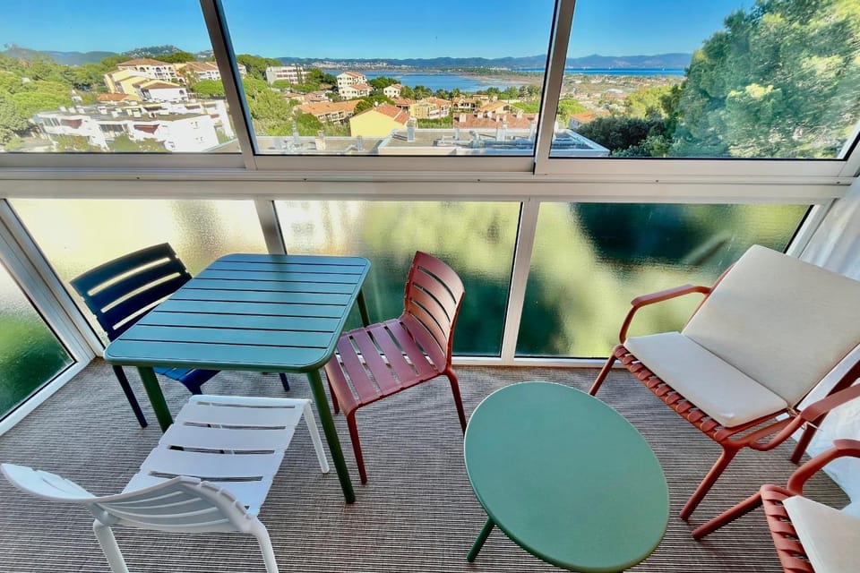 Sea view calm and comfort in the village Apartment in Hyères