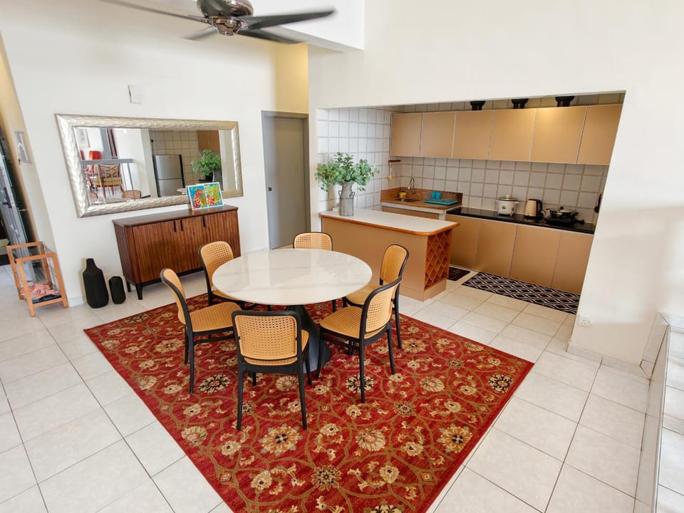 Kitchen or kitchenette, Dining area