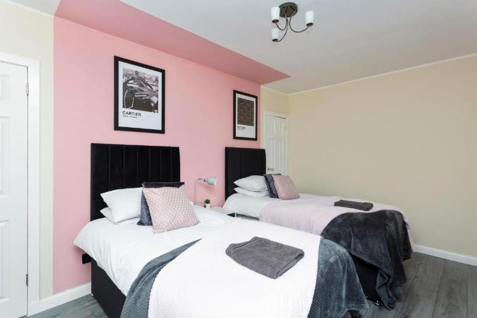 Urban Charm - 3BR Home with Private Garden House in Edinburgh