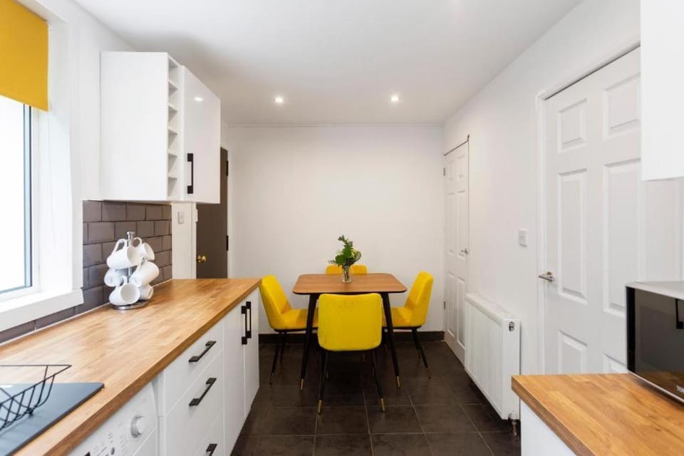Urban Charm - 3BR Home with Private Garden House in Edinburgh