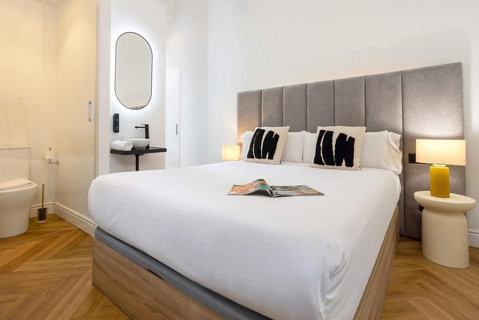 Bed, Bathroom, Photo of the whole room, Bedroom, towels
