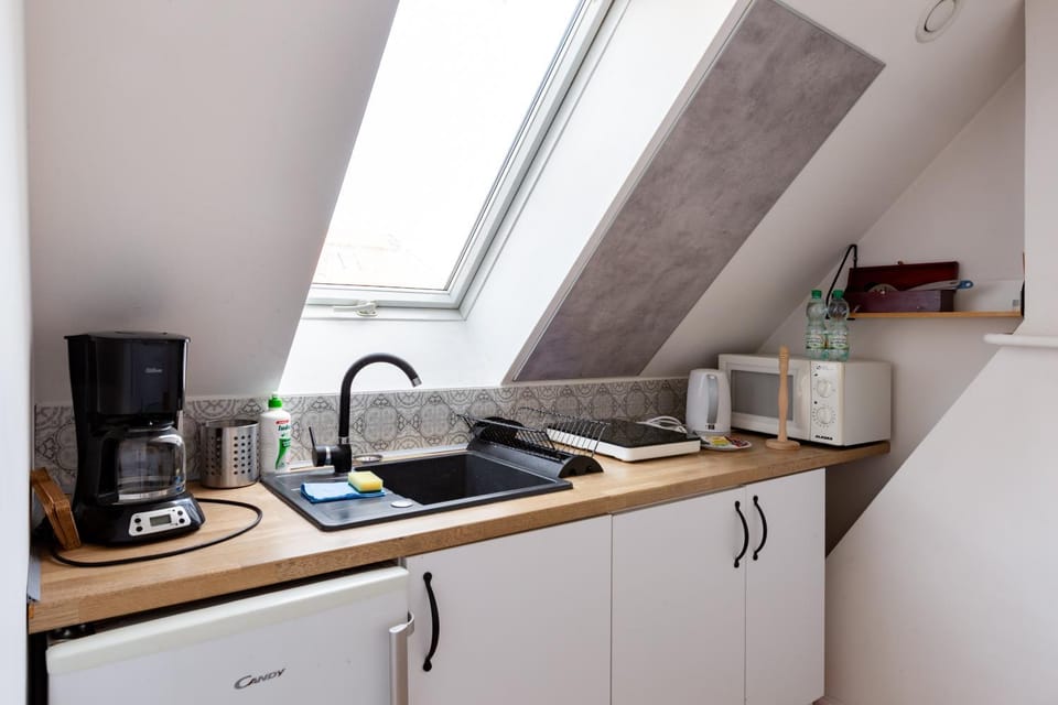 Coffee/tea facilities, Kitchen or kitchenette, stove