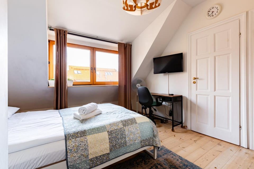 Bed, TV and multimedia, Photo of the whole room, Evening entertainment, Bedroom