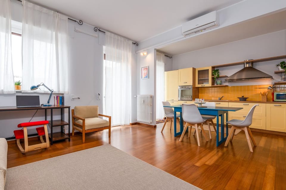 Kitchen or kitchenette, Living room, Seating area, Dining area, air conditioner