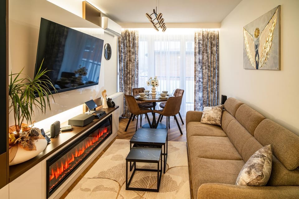 TV and multimedia, Living room, Seating area, Dining area