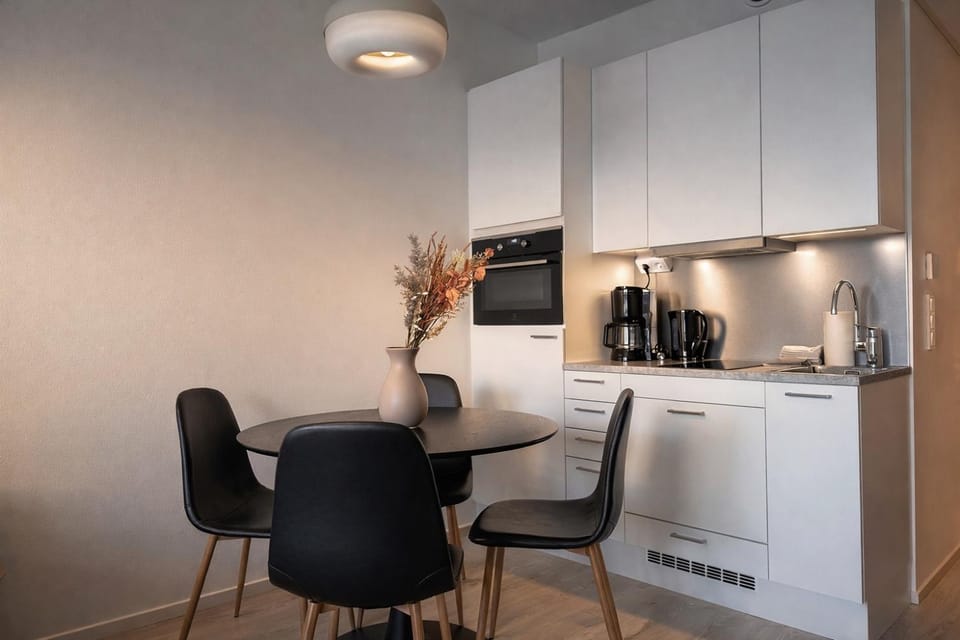 Coffee/tea facilities, Kitchen or kitchenette, Dining area, dishwasher, oven, stove