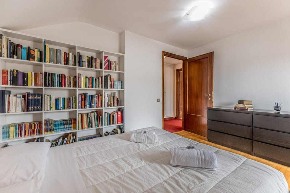 Bed, Library, Photo of the whole room, Bedroom, wardrobe