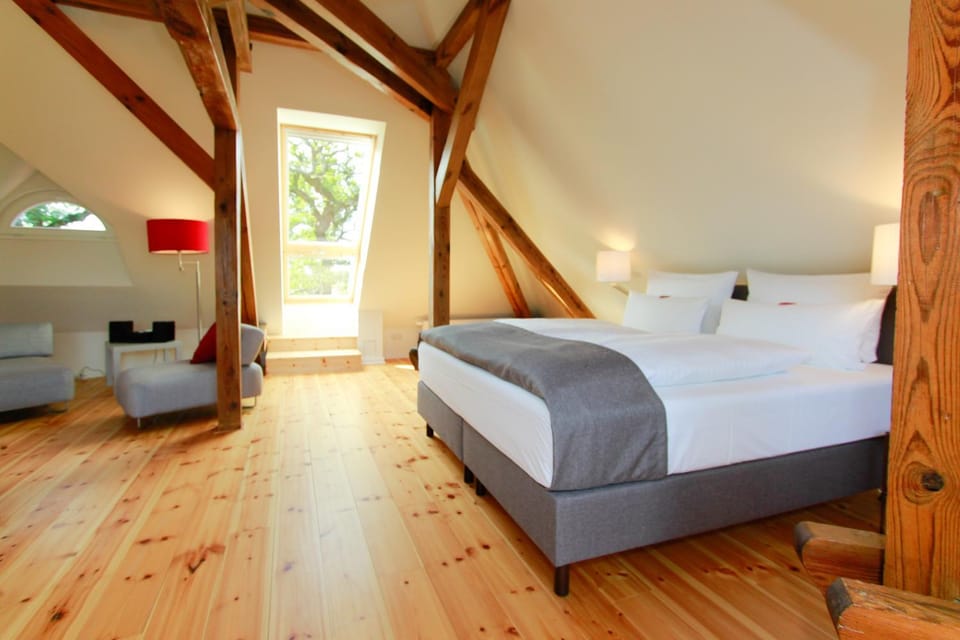 Bed, Other, Decorative detail, Seating area, Bedroom, Autumn, On site, Street view, Time of day