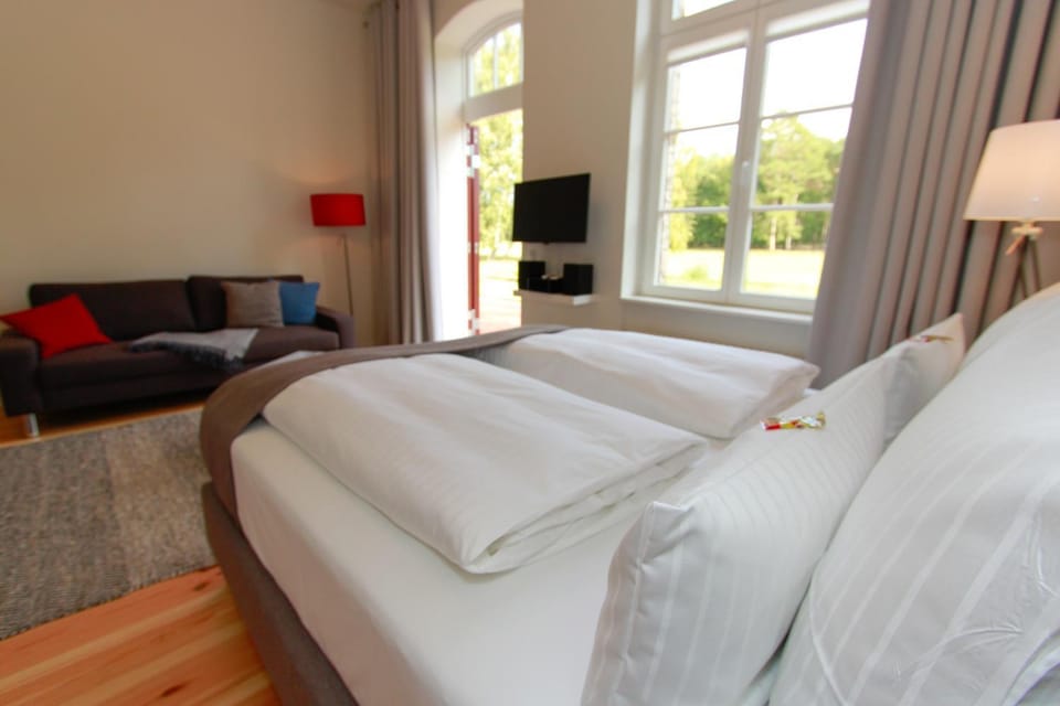Bed, Day, Summer, View (from property/room), Decorative detail, Decorative detail, Seating area, Bedroom, On site, Garden view