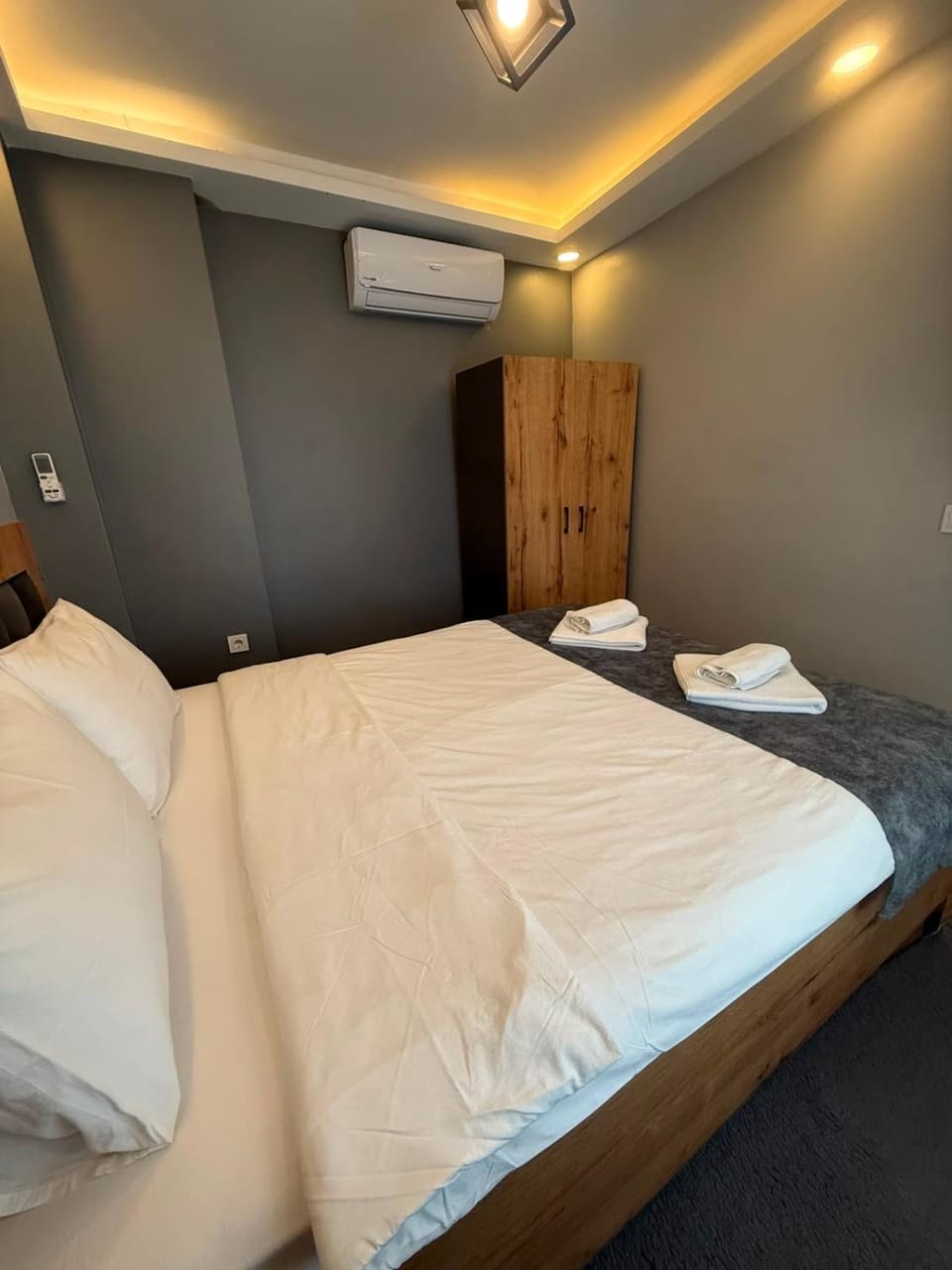 Bed, Bedroom, towels, air conditioner