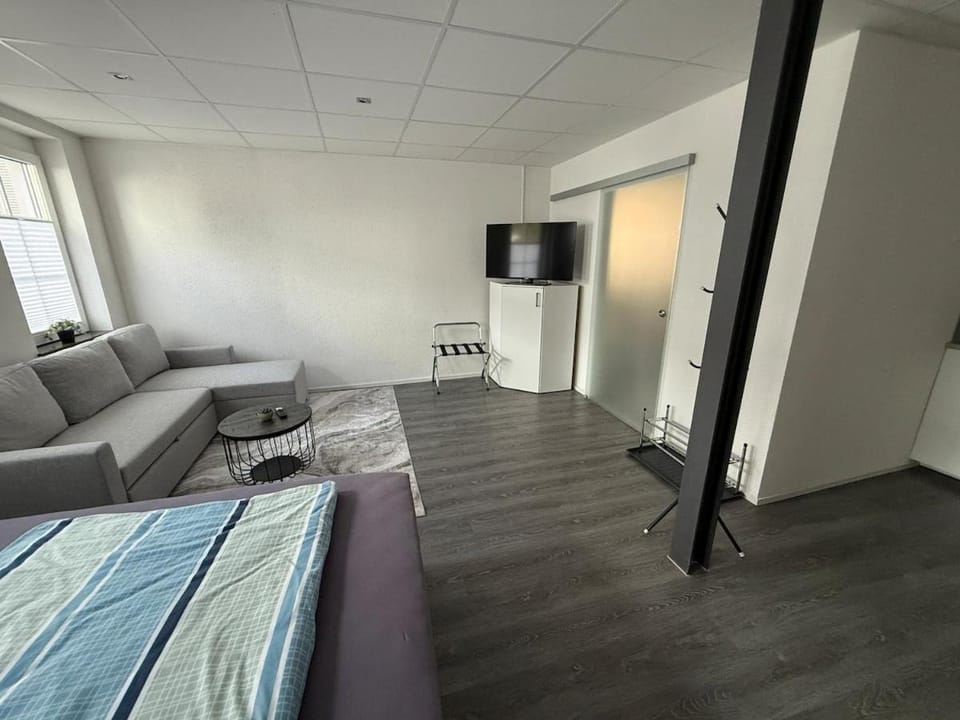 Bed, TV and multimedia, Photo of the whole room, Seating area, Bedroom