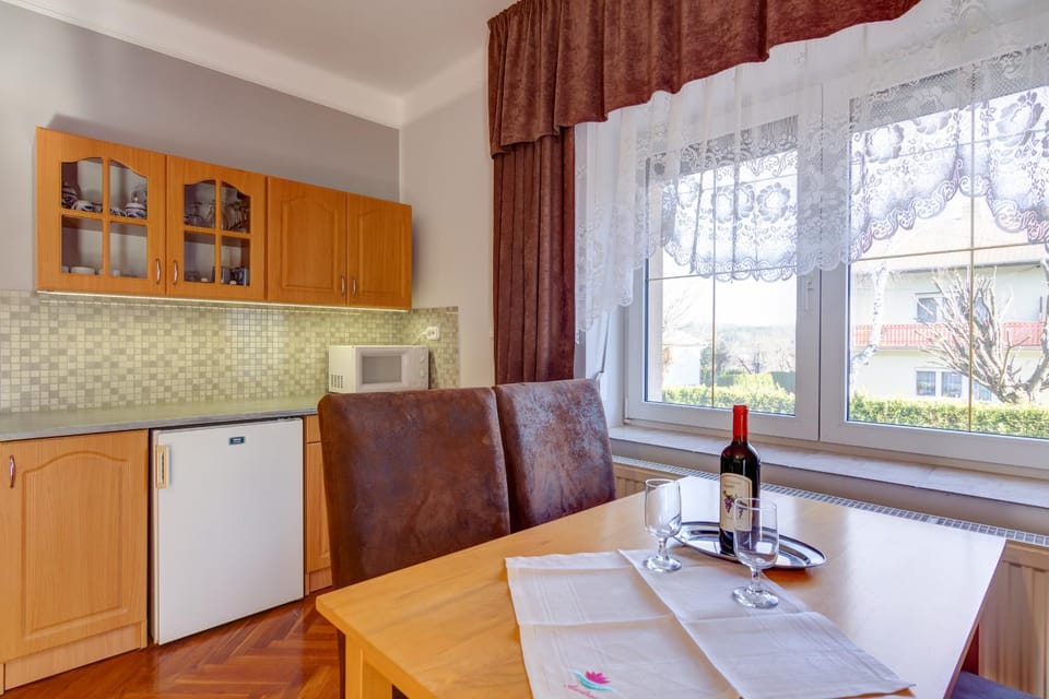 Kitchen or kitchenette, Dining area, Communal kitchen