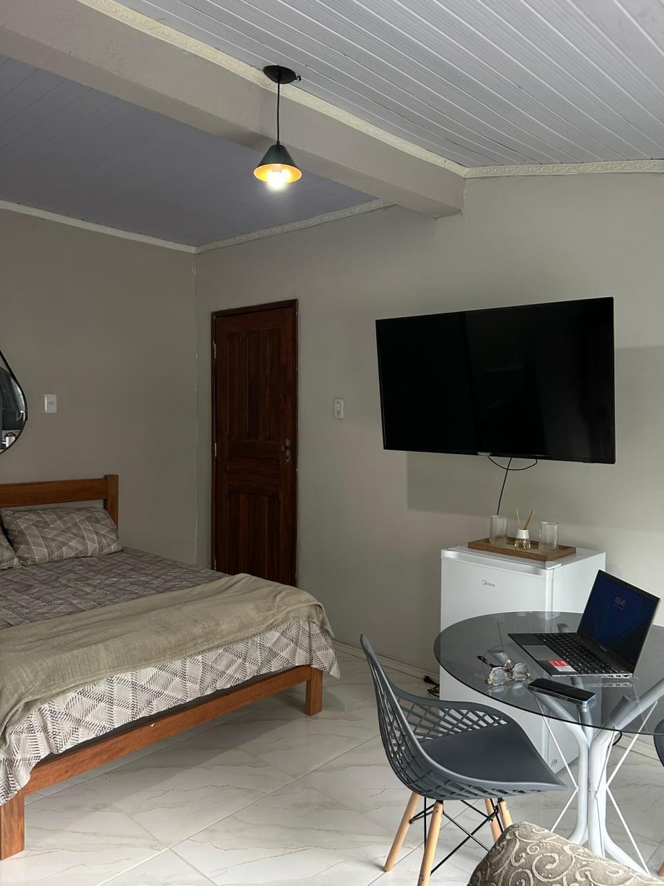 Bed, TV and multimedia, Photo of the whole room, Bedroom