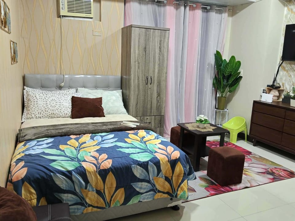 Photo of the whole room, Bedroom