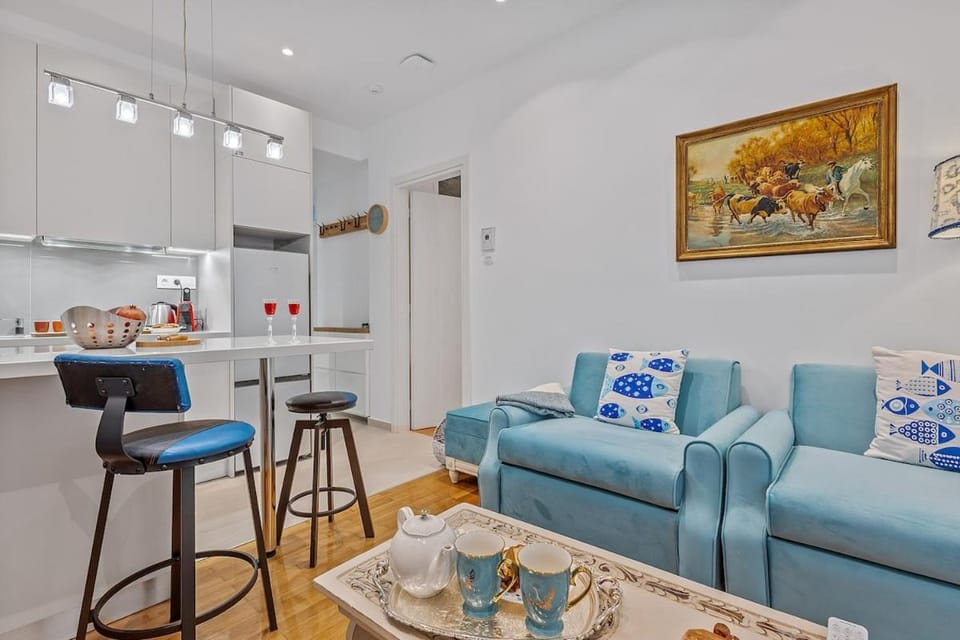 h2h Erato # Metro in 1min to airport, 5' Port, Marina Zea, Wifi, Tech, Luxury Apartment in Pireas