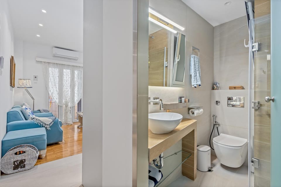 h2h Erato # Metro in 1min to airport, 5' Port, Marina Zea, Wifi, Tech, Luxury Apartment in Pireas