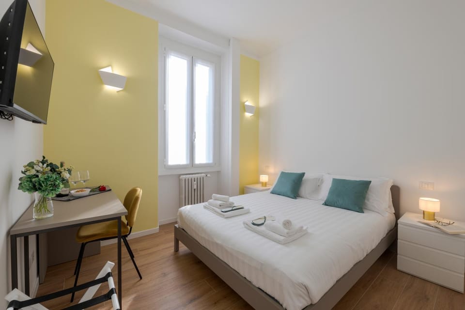 Bed, TV and multimedia, Photo of the whole room, Bedroom