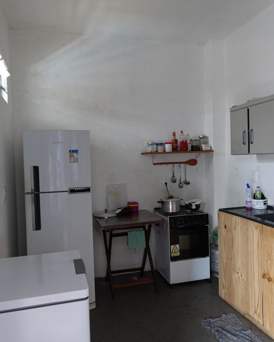Kitchen or kitchenette, minibar, stove