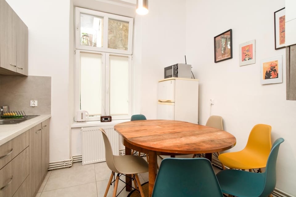 Kitchen or kitchenette, Seating area, Dining area, stove