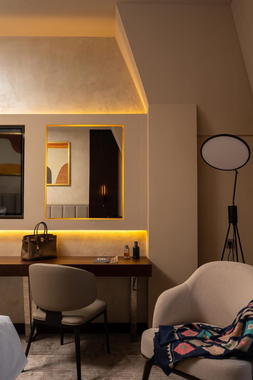 Bed, Photo of the whole room, Seating area, Bedroom