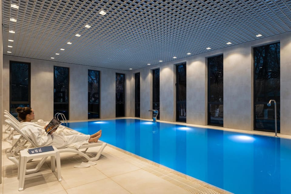 Swimming pool, sunbed