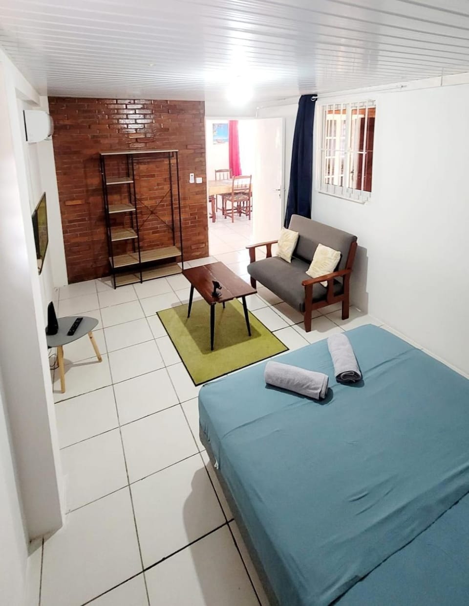 Bed, TV and multimedia, Seating area, Bedroom, towels