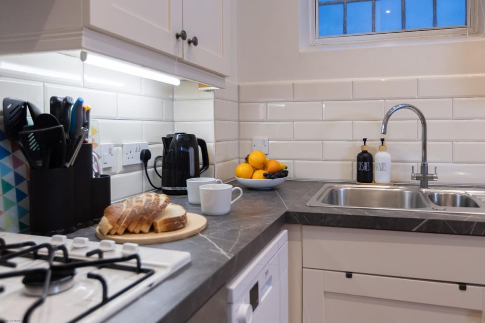 Coffee/tea facilities, Kitchen or kitchenette, stove