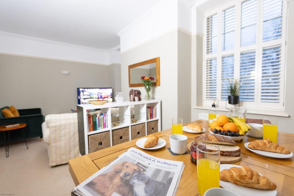 TV and multimedia, Seating area, Dining area