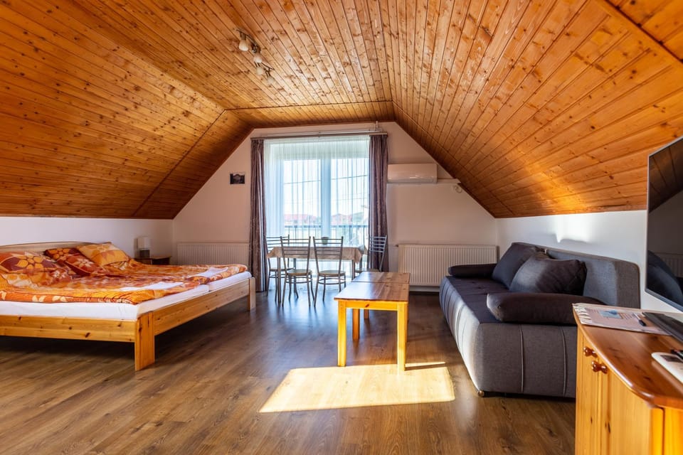 Bed, Day, Dining area