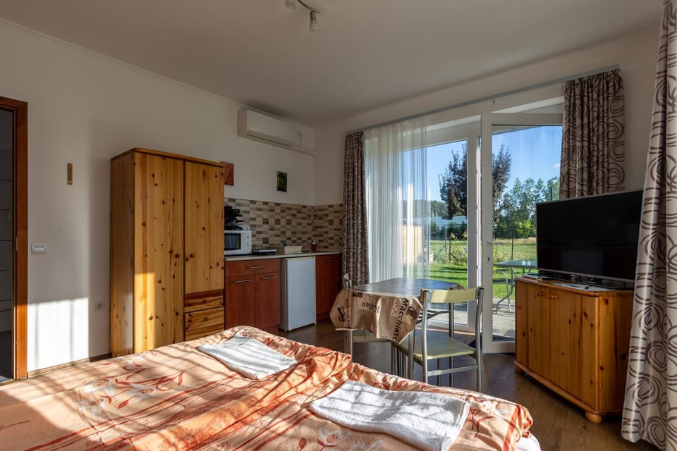 Coffee/tea facilities, Kitchen or kitchenette, Dining area, kitchen