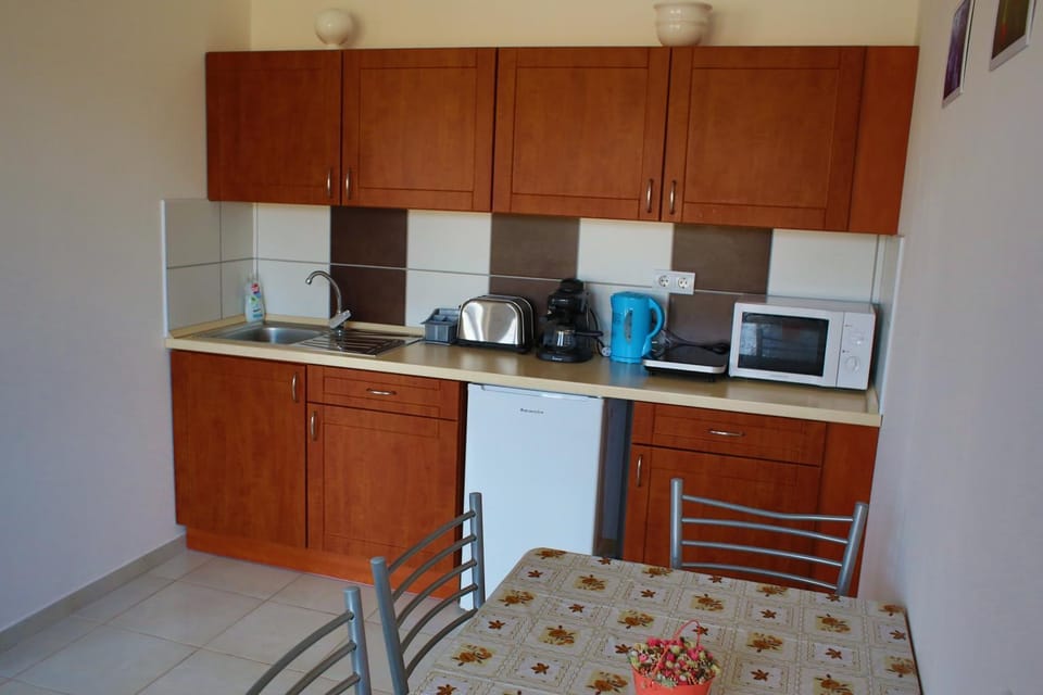 Coffee/tea facilities, Kitchen or kitchenette, Dining area