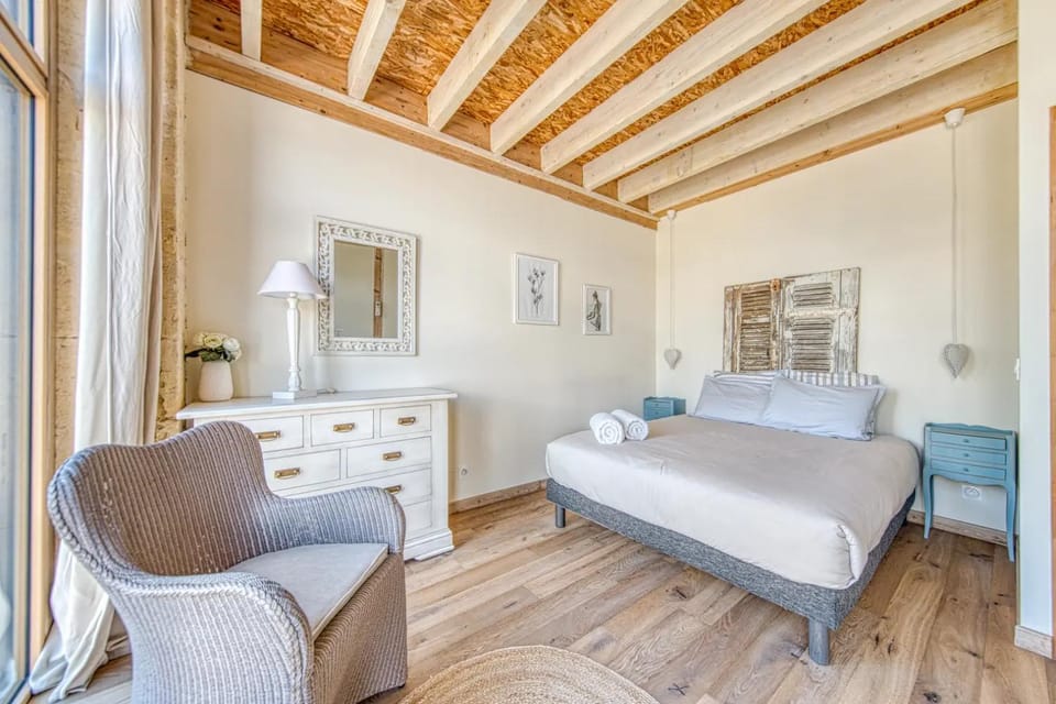 Photo of the whole room, Bedroom