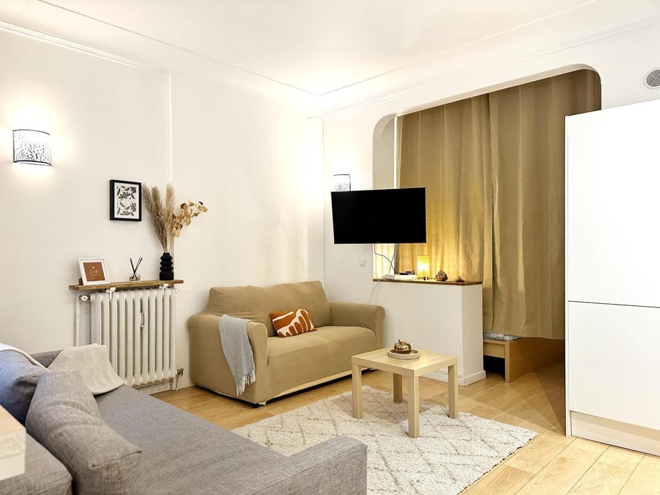 Celine 30 Bright haven between Champs Élysée and Trocadéro Apartment in Paris