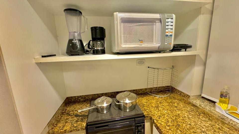 Coffee/tea facilities, Kitchen or kitchenette, minibar, stove