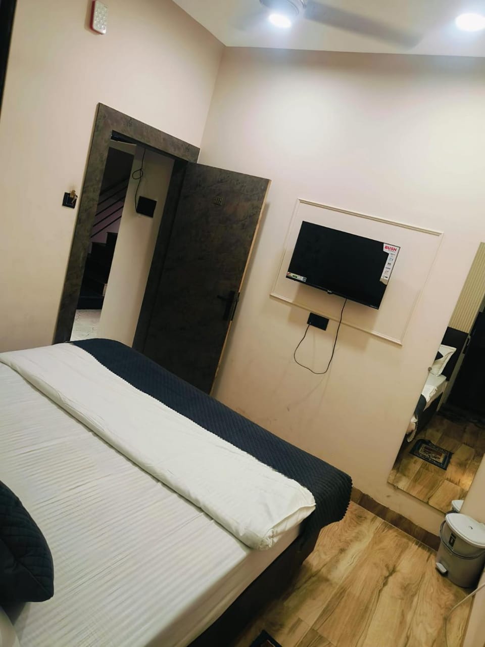 Bed, TV and multimedia, Photo of the whole room, Bedroom